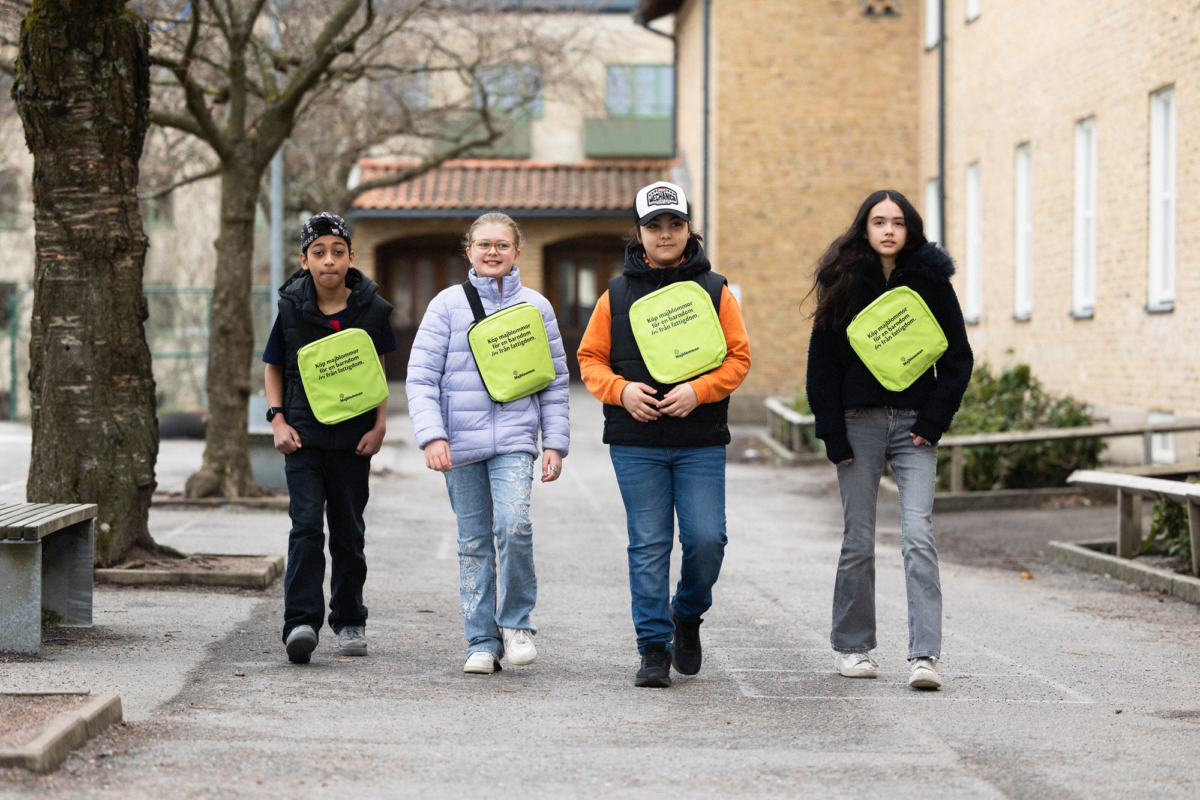 Fyra barn som säljer majblommor.