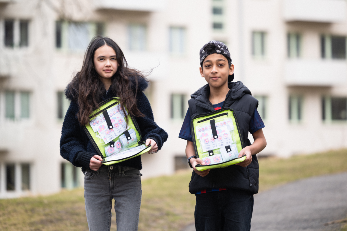 Barn som säljer majblommor.